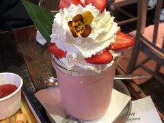 草莓优格奶昔-MIKAKU(万达广场上海宝山店)