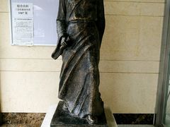 门诊楼入口的李时珍塑像-中国中医科学院望京医院(院本部)