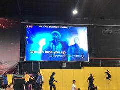 -嘿哟动霸CHUA·新潮玩运动娱乐中心·蹦床滑冰团建乐园