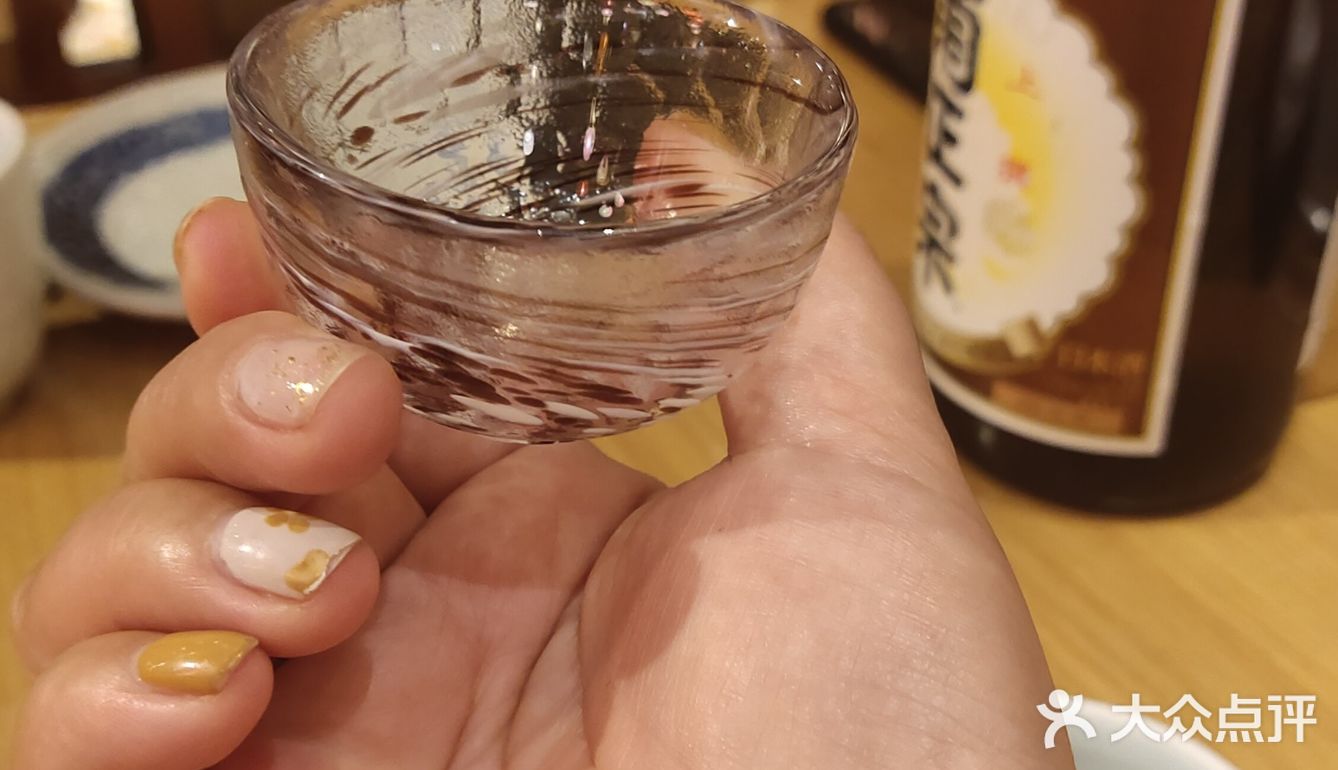 孤寒对影酒贪杯，如痴如醉如日料