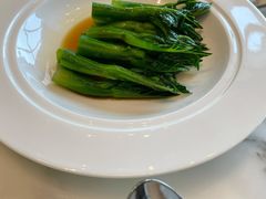 橄榄油灼菜苗伴葱油文昌鸡-唐阁海景中餐厅·早茶·粤菜•生日聚餐(海口朗廷酒店)