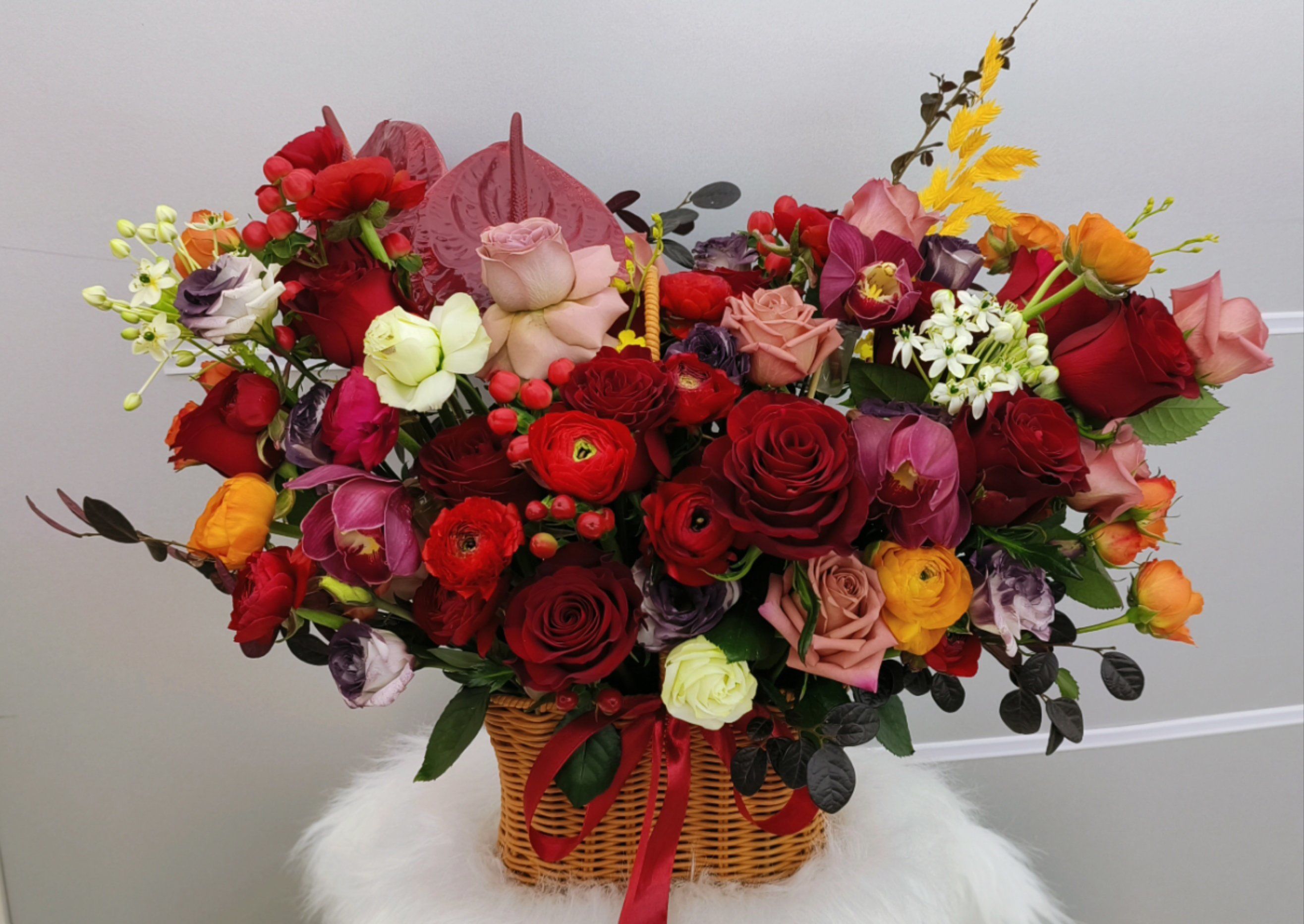 红色系手提花篮,节日里最耀眼的礼物