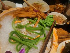 -老牌坊云南鱼豆花火锅(爱建店)