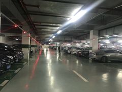 -奥特莱斯停车场