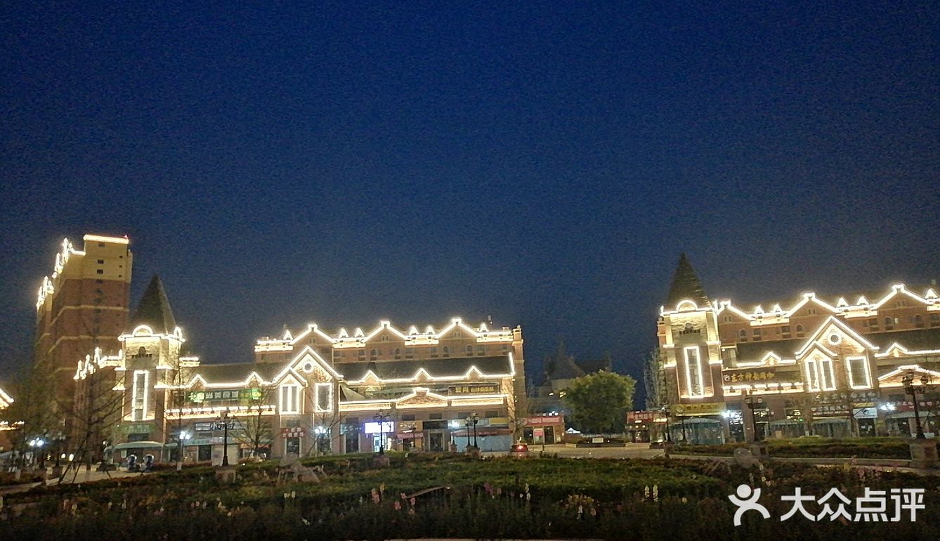 早是人烟，跳广场舞的，吃夜宵的