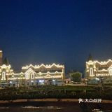 早是人烟，跳广场舞的，吃夜宵的