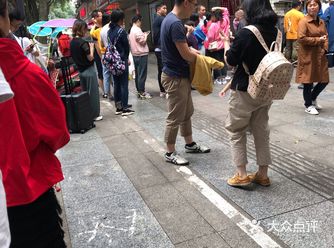 第一：卫生太差，全程到处找人摆龙门阵边做边摆不晓得好