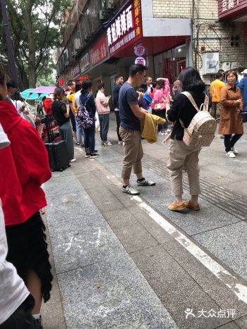 第一：卫生太差，全程到处找人摆龙门阵边做边摆不晓得好