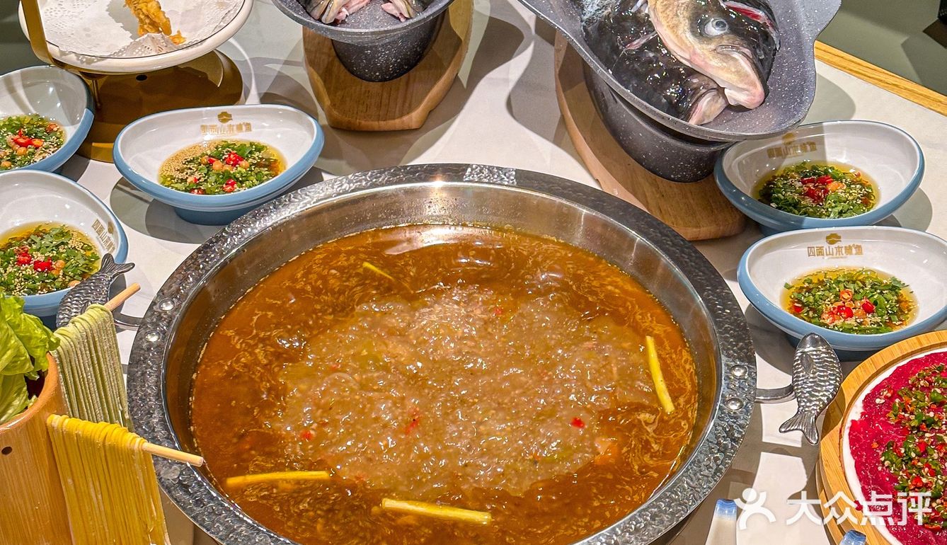 老坛泡椒鱼火锅🐟来成都我请你吃～