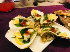 生吃生蚝-樱之盛宴·蟹料理海鲜自助(前进大街店)