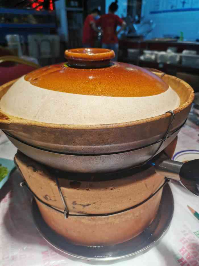 围炉捞金(天龙家园店)-"锅底为经典花胶鸡,里面是半只鸡,原汤很浓.