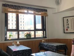 靠窗位-八两八金·莱芜特色炒鸡(市南漳浦路店)