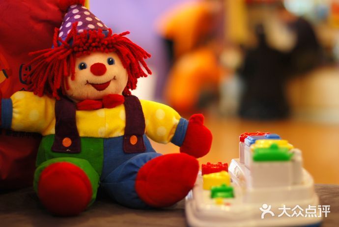 别的宝宝一靠近，宝宝就主动退让，是弱势的表现吗