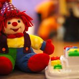 别的宝宝一靠近，宝宝就主动退让，是弱势的表现吗