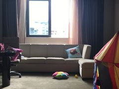 房间窗户能开的未免太大了，这浓浓的安全隐患啊，这是亲子房，小孩住的多，爬上去掉下去，不就完了，对了，这是20楼-碧桂园凤凰城酒店(南京店)