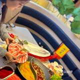 身材和花丛中的辣味火锅鱼