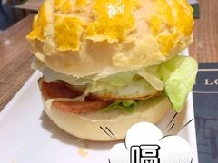 芝士餐肉蛋菠萝包-麦龙·新港风料理(江汉路店)