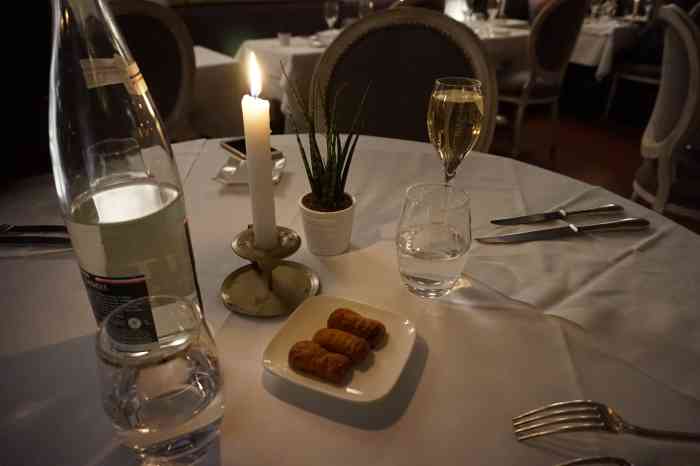 auberge nicolas flamel-"古老的传统法式建筑里,从门外看,极不起眼.