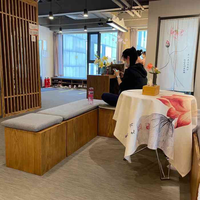 课程体验课环境悠唐购物中心附近的梵音瑜伽教室很大很干净采光通风都