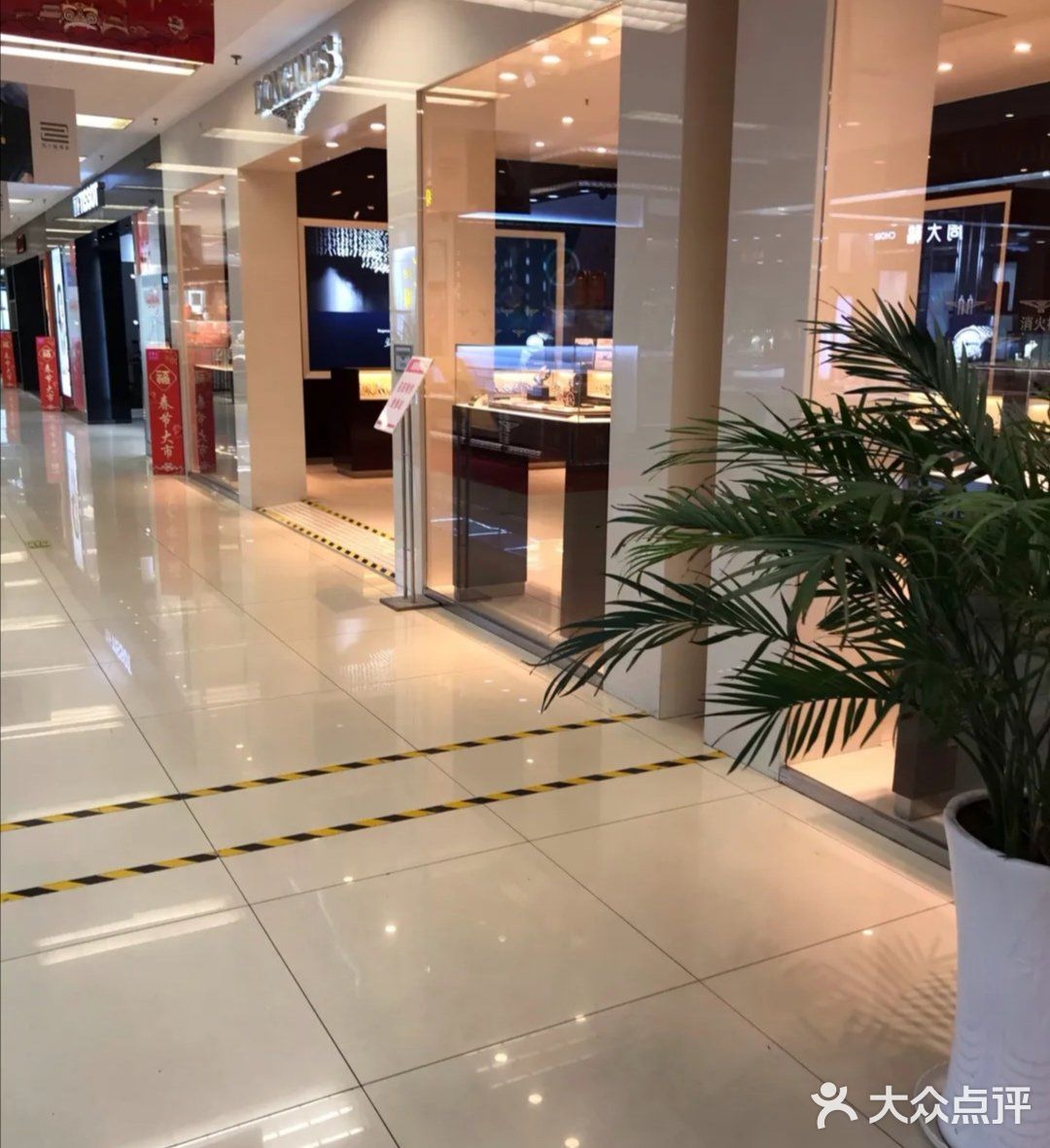 麦凯乐在香港中路上,交通很方便,附近有公交车站