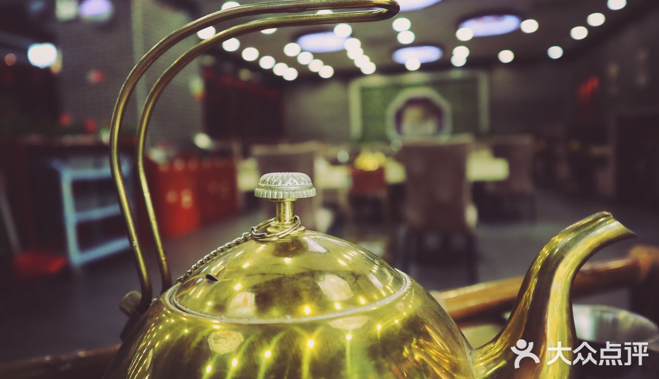 笑吟一壶茶，静看车马穿尘