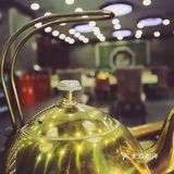 笑吟一壶茶，静看车马穿尘