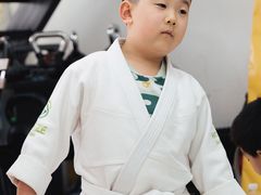 -菠萝格斗巴西柔术训练馆