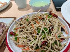 香椿苗拌高碑店豆腐丝-老边饺子馆(东单店)