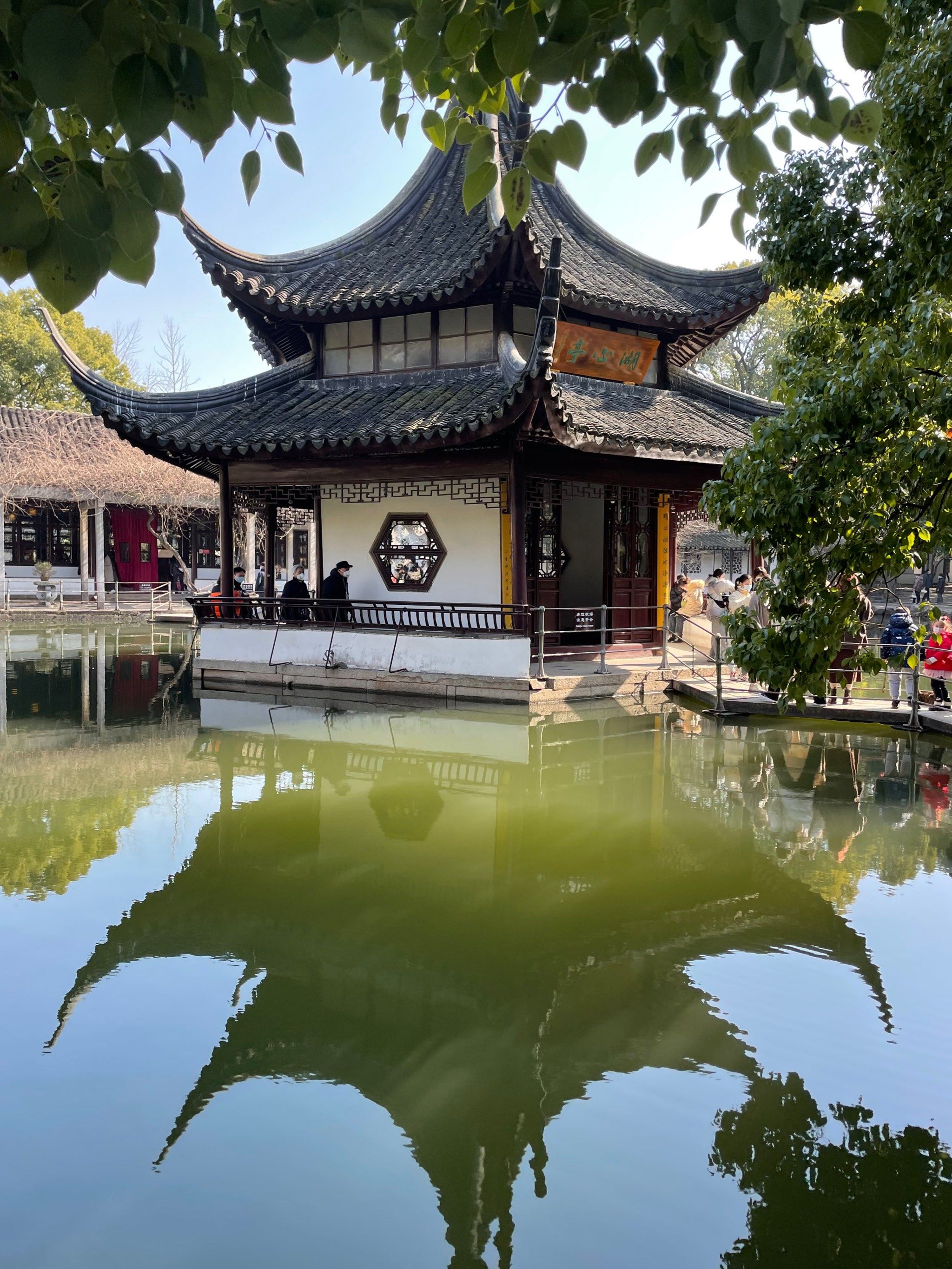 n沧浪亭游玩推荐租个导游机 原来的亭子应该是水边的 可以从左往右