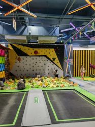 -反弹蹦床公园·亲子乐园·团建·派对(尚品奥莱店)