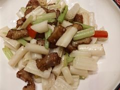 洪湖藕尖炒蒜香肉-荣粤酒家·融合粤菜·海鲜火锅