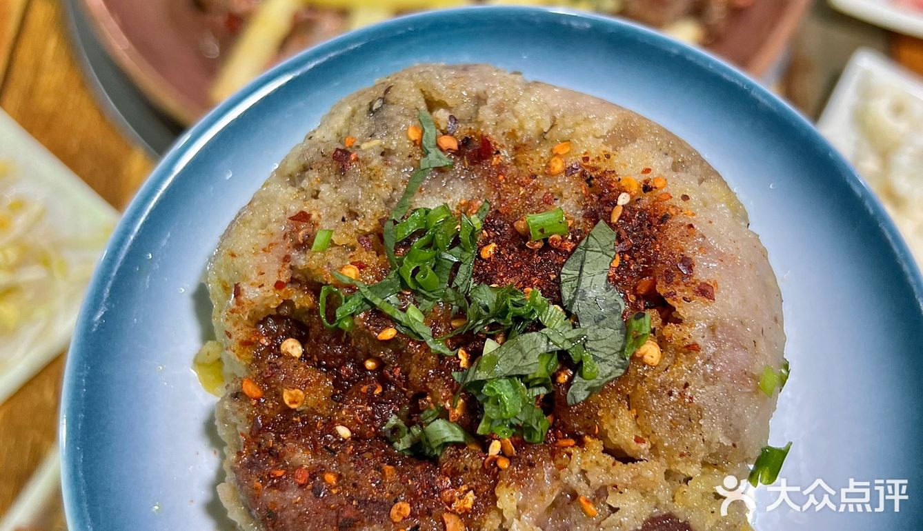 在大理！和朋友一起来吃的泡菜牛肉干锅 牛肉新鲜现切