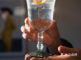 一行五人进店感觉店内一下就满了