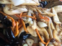 炒杂菌-昆明市官渡区两锅美食餐厅