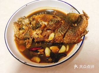 红烧鱼  准备材料：黄花鱼1条、蒜5瓣、姜3片、葱3