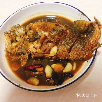 红烧鱼  准备材料：黄花鱼1条、蒜5瓣、姜3片、葱3