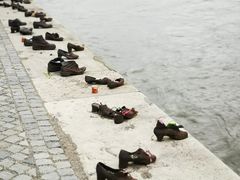 -多瑙河畔鞋履雕塑