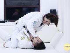 -菠萝格斗巴西柔术训练馆