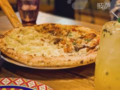 狂野披萨拼榴莲披萨-盘炉forenza·云贵川融合小食堂 ( 钟楼中柳巷店)