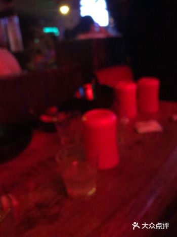 周五下班和同事来放松一下，7点来已经没有卡座了