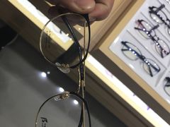 -美式眼镜·授权蔡司.依视路.尼康.豪雅.明月(人民广场店)