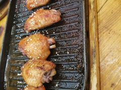 料理烤焦香翅中-老东镇啤酒屋海鲜加工·蒸汽海鲜·海鲜烧烤(台东店)