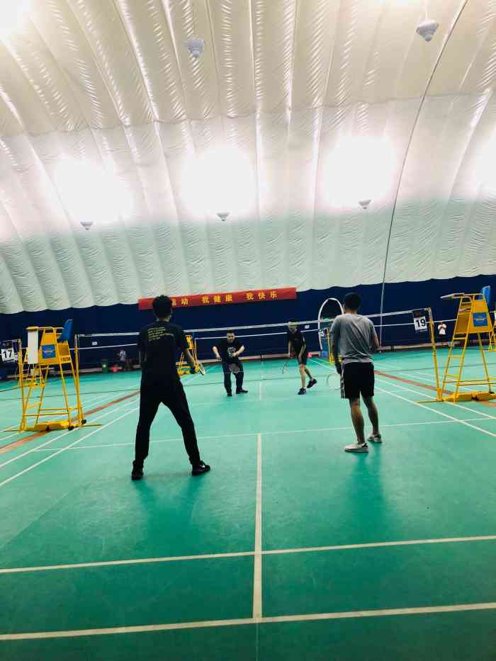 球馆在沙湾公园里面走进去有点远但是打电话给前台老板会安排车来接