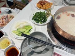 -洪氏嗨捞·广东猪肚鸡·椰子鸡火锅(西咸万象城店)