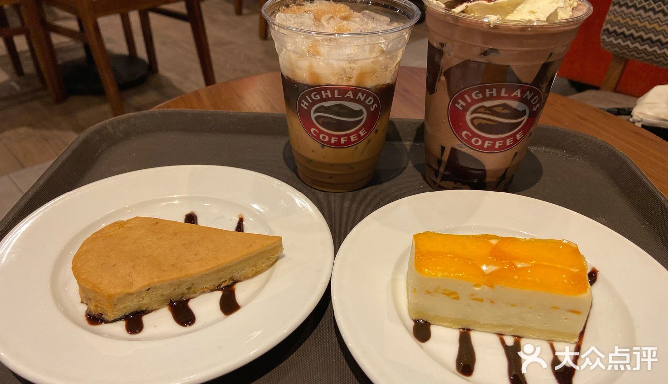 一条不长的街道，可能就有两家。装修风格也跟星爸爸很像