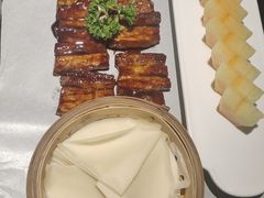 香酥手抓黑猪肉卷饼-卯时·精致锡帮菜(惠山古镇店)