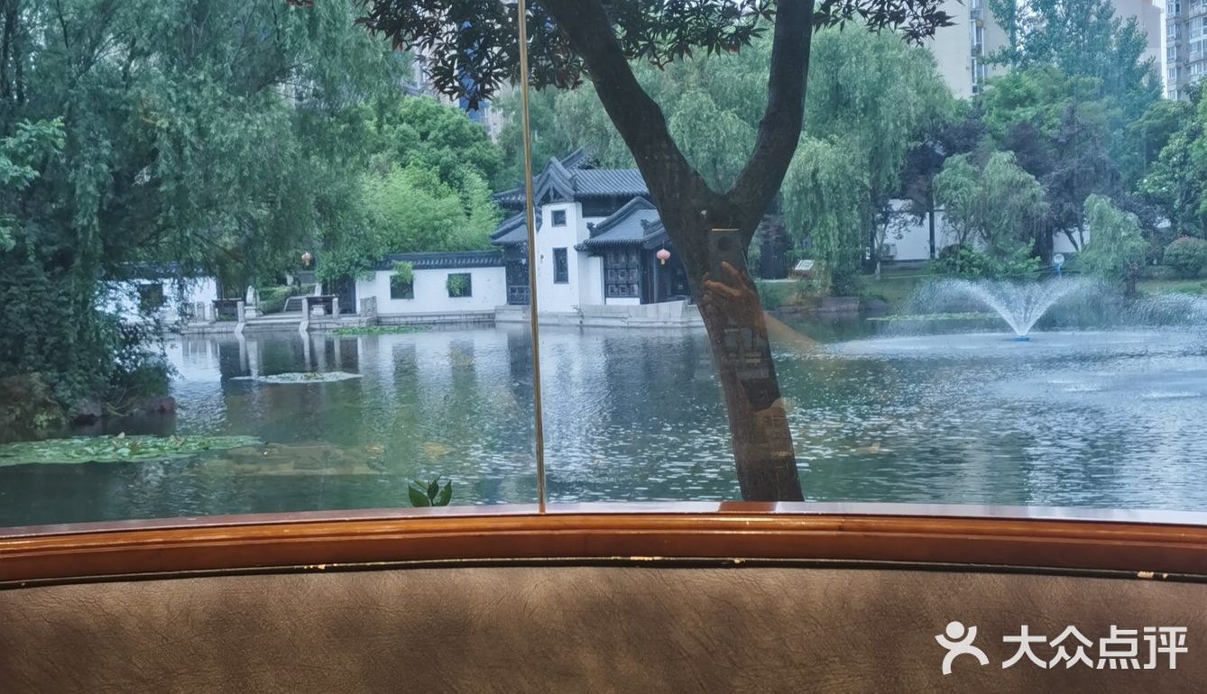 菜品口味很无锡，本地人表示满意