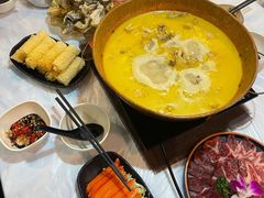 -鲜入围煮花胶鸡海鲜火锅