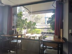 靠窗位-转山咖啡(松柏社区店)