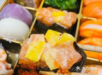 在山姆会员店买的寿司拼盘和三文鱼刺身,三文鱼腩现切